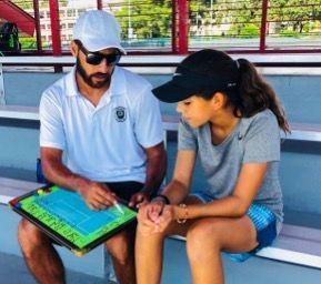 entrenador y niña de tenis